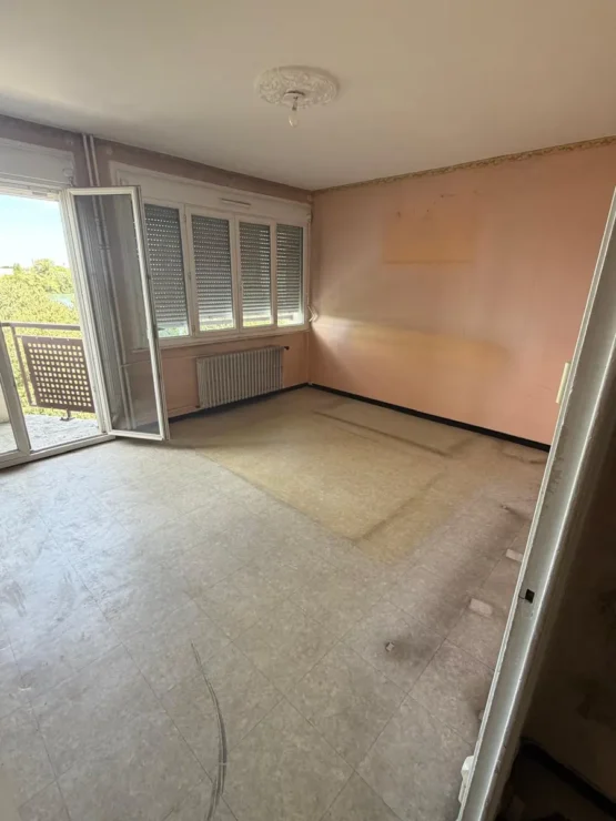 Séjour vidé après débarras, appartement à Lyon 2e
