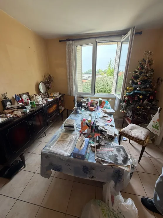 Pièce encombrée avant désencombrement, appartement à Lyon 5e