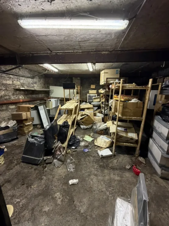 Cave encombrée avant vidage, immeuble à Lyon 9e